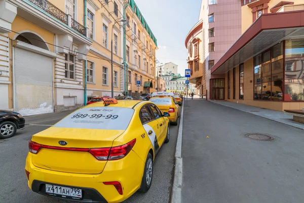 Москва, Россия -23 мая. 2019. несколько такси "Яндекса" стоят вдоль дороги — стоковое фото