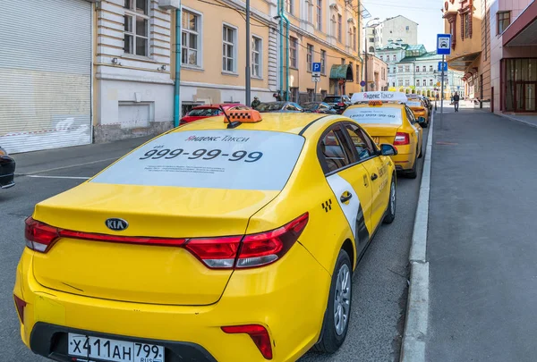 Москва, Россия -23 мая. 2019. несколько такси "Яндекса" стоят вдоль дороги — стоковое фото