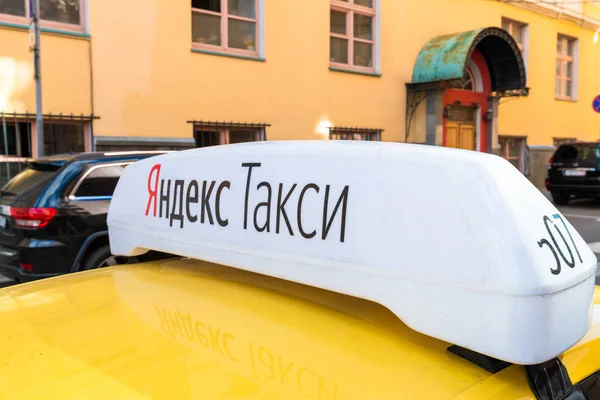 Moskva, Rusko-23. května. 2019. nápis Yandex taxi na střeše vozu — Stock fotografie