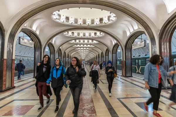 Москва, Россия -12 мая. 2018 год. Люди ходят на станции метро Маяковская. Sight — стоковое фото