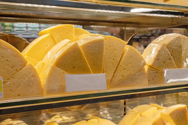 Шматочки сиру у вітрині магазину — стокове фото