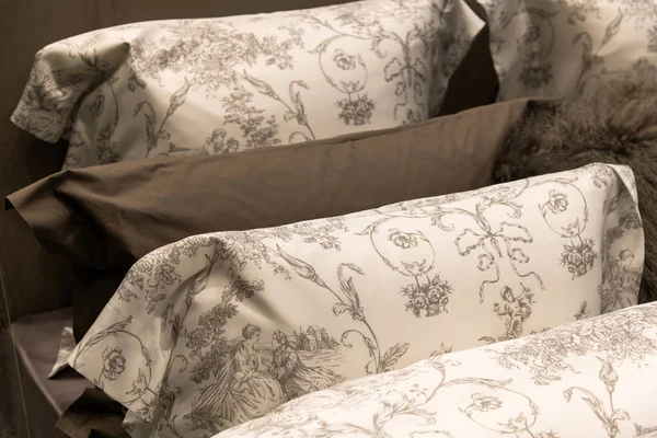 침대, 침실 조각에 아름 다운 베이 지 다른 베개 — 스톡 사진