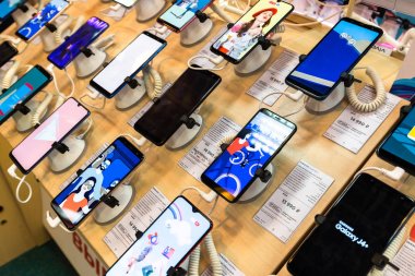 Moskova, Rusya -15 Mayıs 2019. Mvideo mağazasında mağaza penceresinde Samsung cep telefonları
