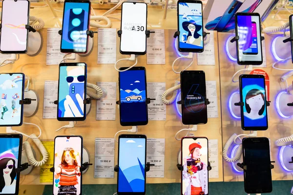 มอสโก, รัสเซีย - พฤษภาคม 15.2019. โทรศัพท์มือถือซัมซุงในหน้าต่างร้านค้าในร้านวิดีโอ — ภาพถ่ายสต็อก
