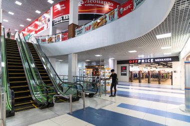 Moskova, Rusya -15 Mayıs 2019. Alışveriş kompleksi Rechnoy yürüyen merdiven ile iç