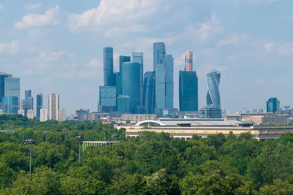 Moscú, Rusia - 28 de mayo de 2019. Centro Internacional de Negocios Moscú-Ciudad - solo complejo de rascacielos en la ciudad — Foto de Stock