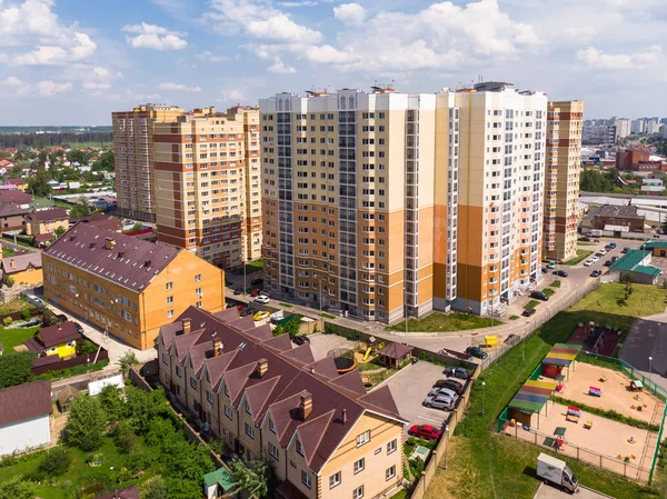 Τοπίο της περιοχής της Μόσχας με ψηλές και ιδιωτικές κατοικίες — Φωτογραφία Αρχείου