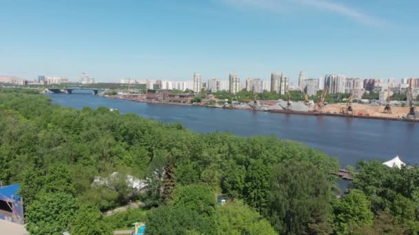 Puisto Severnoye Toshino ja Khimka-joki Moskovassa, Venäjällä . — kuvapankkivideo