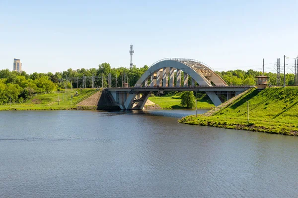 Puente ferroviario sobre el río en la ciudad de Khimki, Rusia —  Fotos de Stock