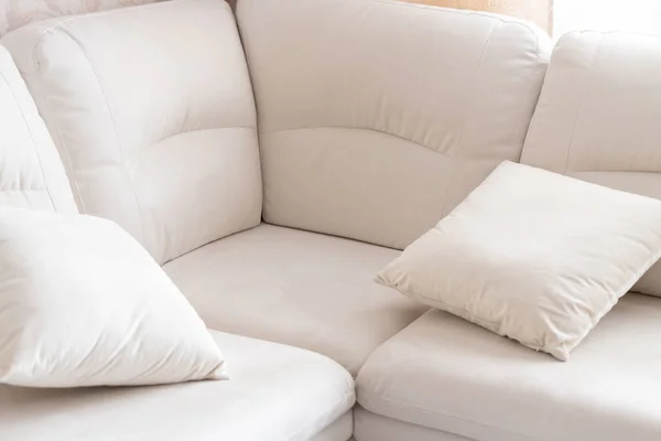 Sofa sudut putih kosong dengan bantal — Stok Foto