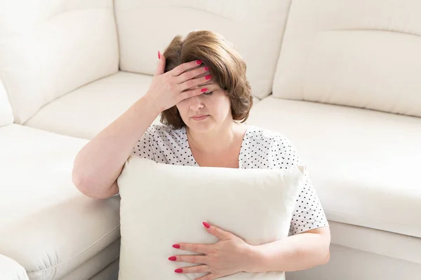 Mujer adulta con migraña sosteniendo la cabeza — Foto de Stock