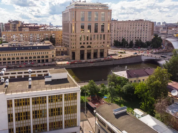 Vista dall'alto di vecchie case in centro e il canale Vodootvodnyy a Mosca, Russia . — Foto Stock