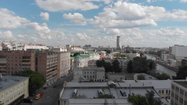 Widok z góry starych domów w centrum i kanał Vodootvodnyy w Moskwie, Rosja. — Wideo stockowe