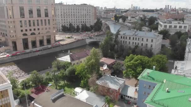 Vue de dessus des vieilles maisons dans le centre et le canal Vodootvodnyy à Moscou, Russie . — Video