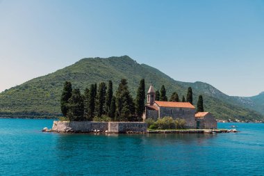 Saint George Benedictine manastırı ile doğal adacık. Kotor Körfezi. Karadağ