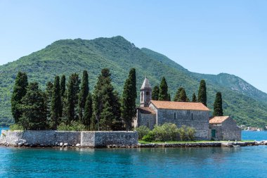 Saint George Benedictine manastırı ile doğal adacık. Kotor Körfezi. Karadağ