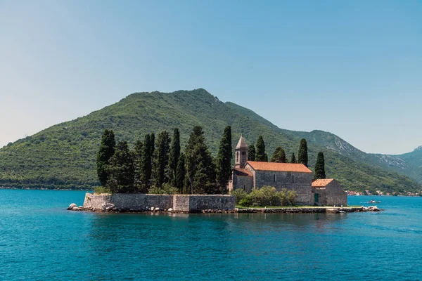 Természetes sziget a Szent György bencés kolostorral. Kotori-öbölben. Montenegró — Stock Fotó