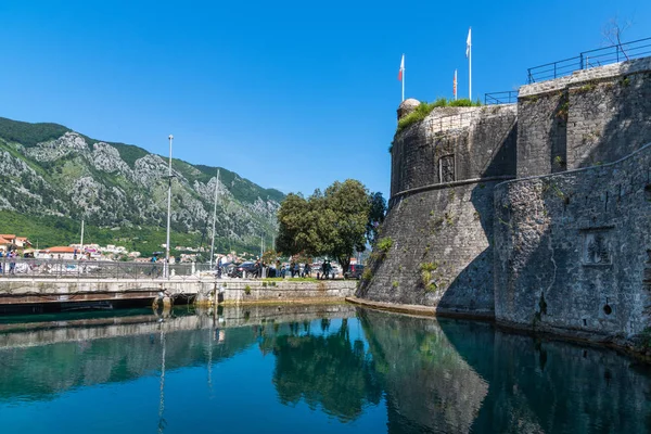 Kotor, Montenegro - 10. 6. 2019. Muralla de la fortaleza de la ciudad. Patrimonio de la Humanidad UNESCO — Foto de Stock