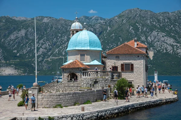 Perast, Montenegro - 10 giugno. 2019: Chiesa di Nostra Signora delle Rocce sull'isola artificiale di Gospa od Skrpjela . — Foto Stock