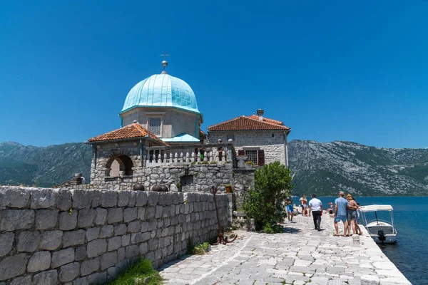 Perast, Montenegró-június 10. 2019: Boldogasszony temploma a sziklán szigeten Gospa od Skrpjela. — Stock Fotó