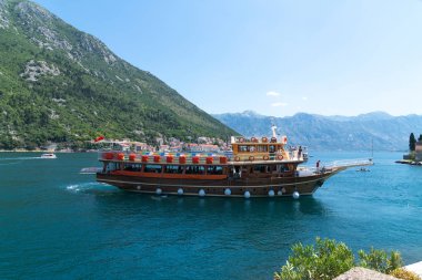 Perast, Karadağ - 10 Haziran. 2019. Boka-Kotorska koyunda güzel gezi teknesi