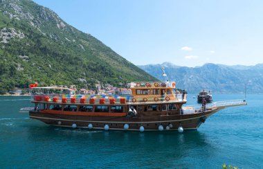 Perast, Karadağ - 10 Haziran. 2019. Boka-Kotorska koyunda güzel gezi teknesi