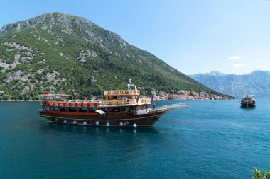 Perast, Karadağ - 10 Haziran. 2019. Boka-Kotorska koyunda güzel gezi teknesi