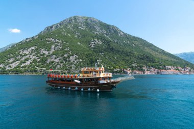 Perast, Karadağ - 10 Haziran. 2019. Boka-Kotorska koyunda güzel gezi teknesi