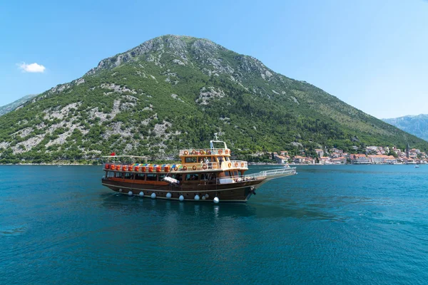 Perast, Montenegro - 10 giugno. Il 2019. Bella gita in barca in una baia di Boka-Kotorska — Foto Stock