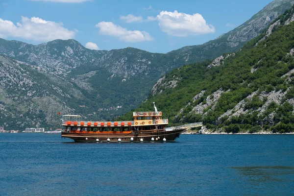 Perast, Montenegro - 10 giugno. Il 2019. Bella gita in barca in una baia di Boka-Kotorska — Foto Stock