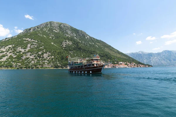 Perast, Montenegro - 10 giugno. Il 2019. Bella gita in barca in una baia di Boka-Kotorska — Foto Stock