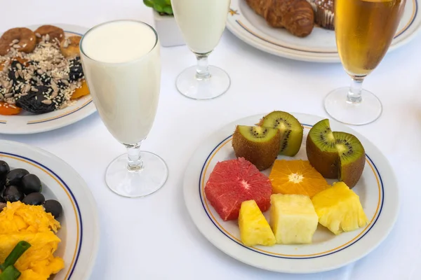 Joghurt, frisches und trockenes Obst - gesundes Frühstückskonzept — Stockfoto