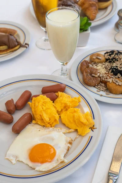 Breakfast with scrambled eggs and a dried fruit — Stock Photo, Image