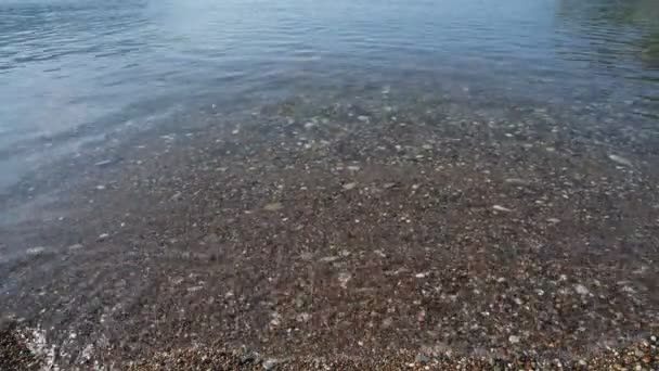 Fragmento da costa do Mar Mediterrâneo com uma praia de seixos — Vídeo de Stock