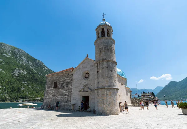 Perast, Montenegro - 10 giugno. 2019: Chiesa di Nostra Signora delle Rocce sull'isola di Gospa od Skrpjela . — Foto Stock