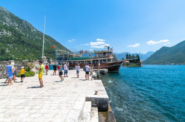 Perast, Karadağ - 10 Haziran. 2019: Gospa od Skrpjela yapay adada Turistler.