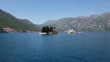 Saint George Benedictine manastırı ile doğal adacık. Kotor Körfezi. Karadağ