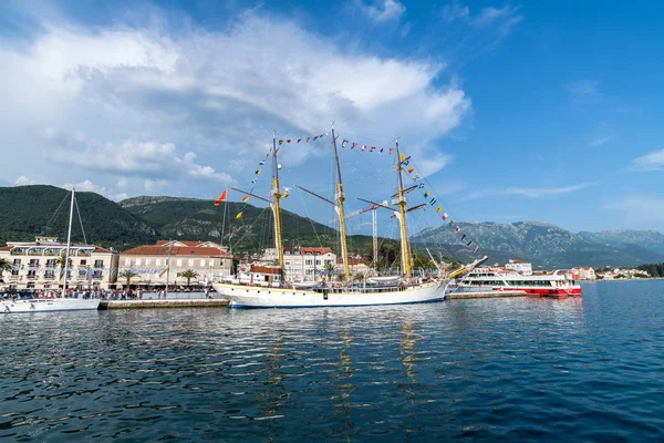 Tivat, Montenegro - 10. 6. 2019. Veleiro Jadran - um marco perto do passeio central — Fotografia de Stock