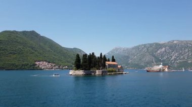 Saint George Benedictine manastırı ile doğal adacık. Kotor Körfezi. Karadağ