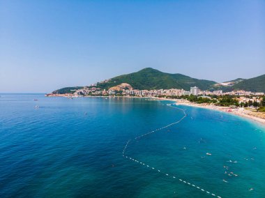 Karadağ'ın Budva kentinin uzun sahil şeridinin havadan görünümü. Balkanlar, Adriyatik denizi, Avrupa