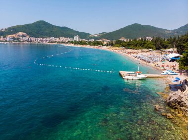 Karadağ'ın Budva kentinin uzun sahil şeridinin havadan görünümü. Balkanlar, Adriyatik denizi, Avrupa
