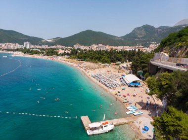 Karadağ'ın Budva şehrinde plajın havadan görünümü. Balkanlar, Adriyatik denizi, Avrupa