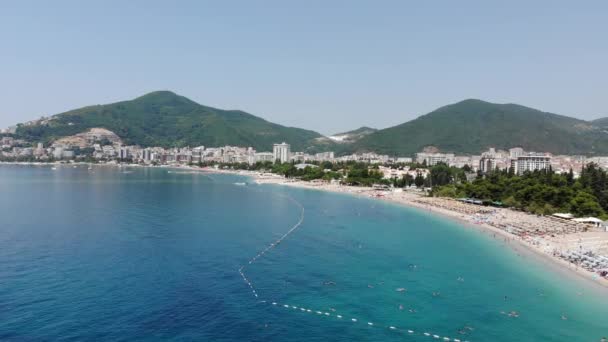 Vue aérienne du long littoral de la ville de Budva, Monténégro. Balkans, Mer Adriatique, Europe 