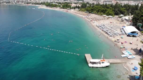 Légifelvétel hosszú tengerparttal a Budva városban, Montenegró. Balkánon, Adriai-tengeren, Európában — Stock videók