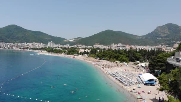Vista aérea de la playa en Budva, Montenegro. Balcanes, Mar Adriático, Europa — Vídeo de stock