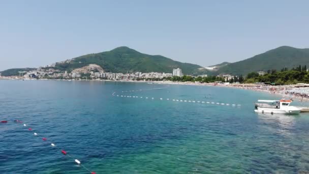 Budva, Montenegro-12,2019 juni. Utsikt över den populära semesterorten Budva — Stockvideo