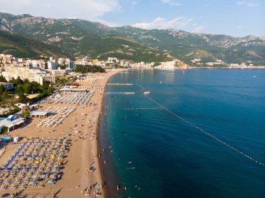 Becici, Karadağ - 12.09.2019. İnsanlarla plajın güzel üst görünümü.