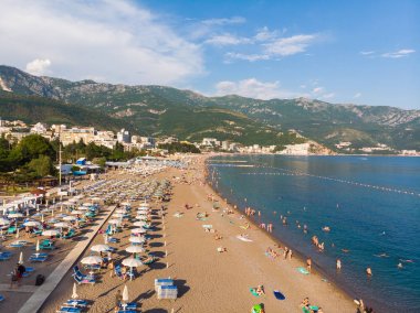 Becici, Karadağ - 12.09.2019. İnsanlarla plajın güzel üst görünümü.