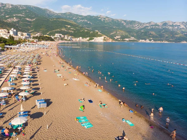 Becici, Karadağ - 12.09.2019. İnsanlarla plajın güzel üst görünümü.