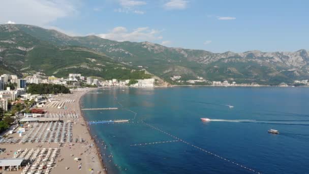 Becici, Montenegro - Junio 12.2019. Hermosa vista superior de la playa con la gente . — Vídeo de stock